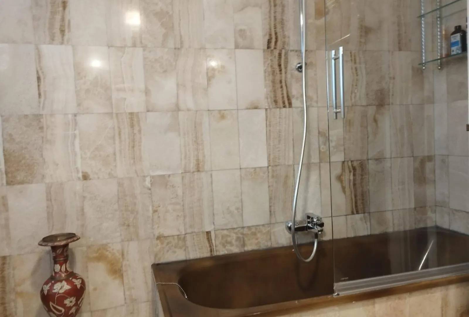 Kh Lezama Suites, Breakfast & Laundry Homestay