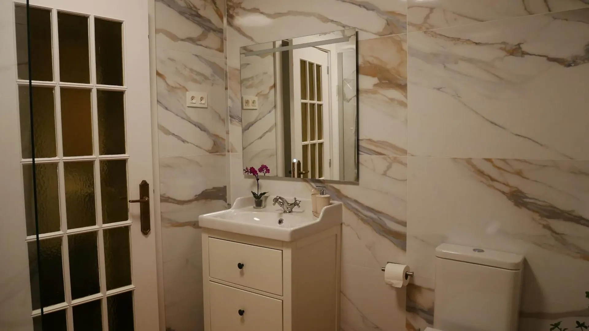 Kh Lezama Suites, Breakfast & Laundry