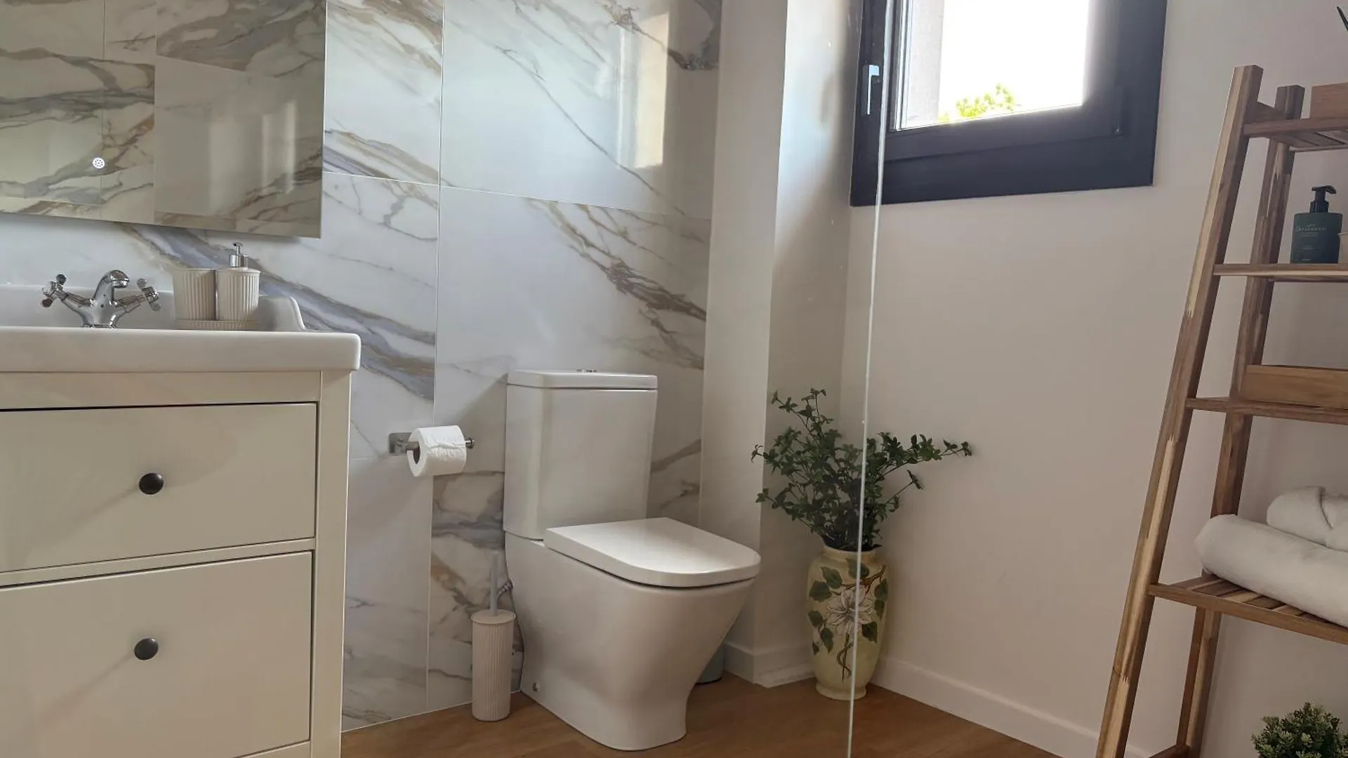 Homestay Kh Lezama Suites, Breakfast & Laundry